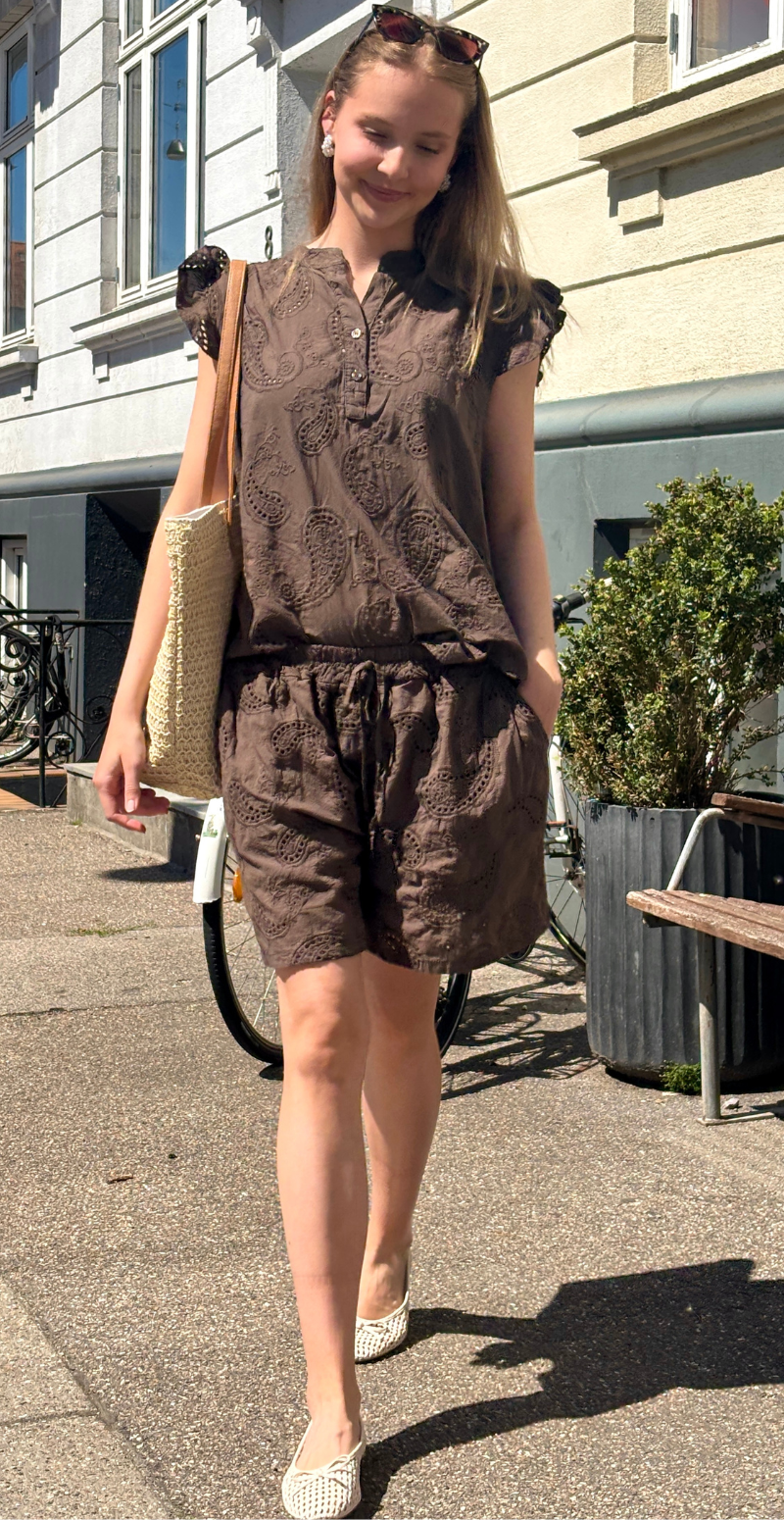 Isobel shorts med broderi anglaise og skrålommer brun LikeLondon