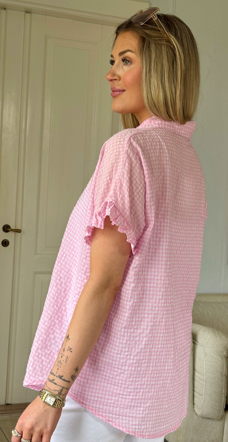 Isla skjorte med tern og kort flæseærme rosa LikeLondon