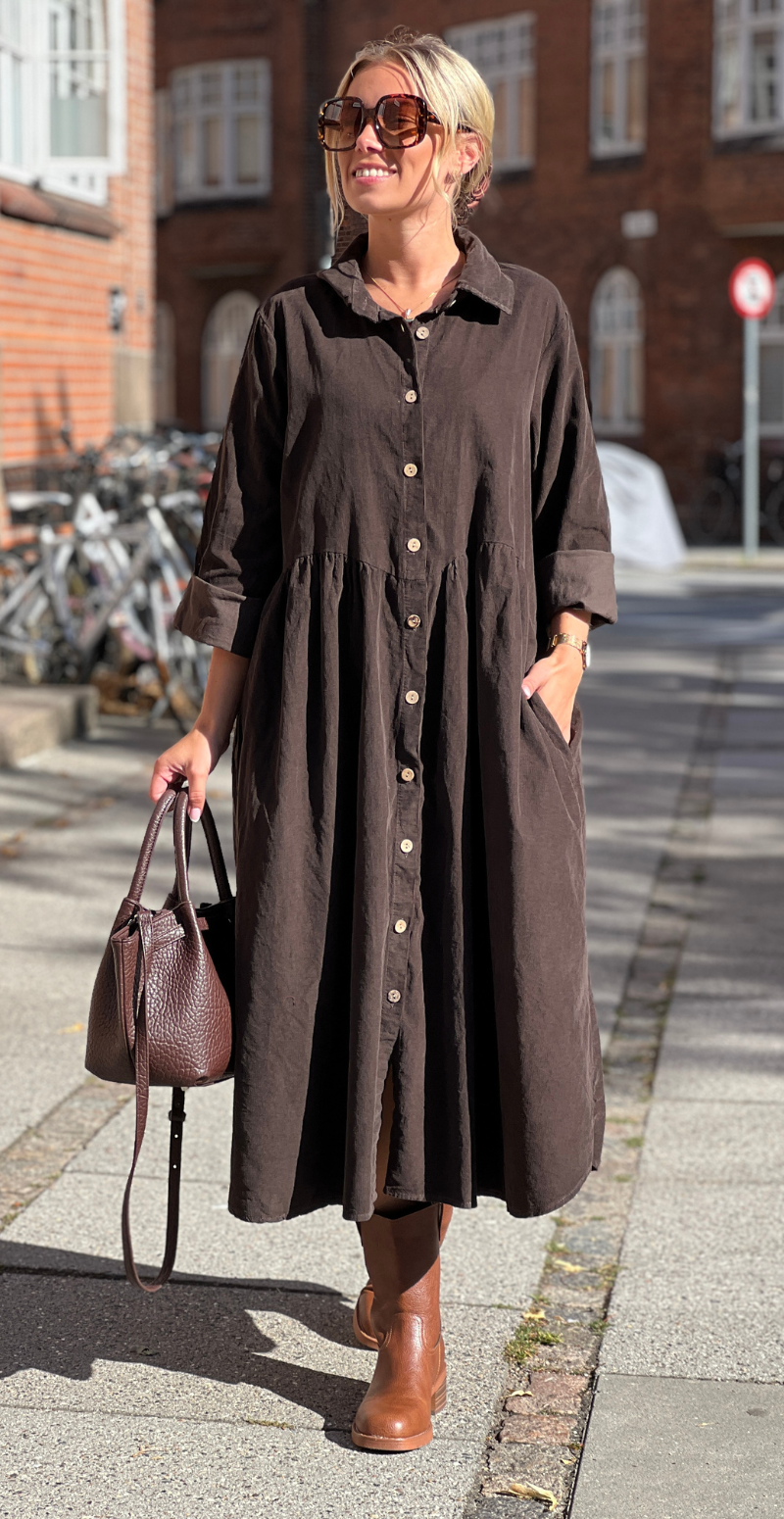 Benedikte fløjlskjole med rynker og knapper brun LikeLondon