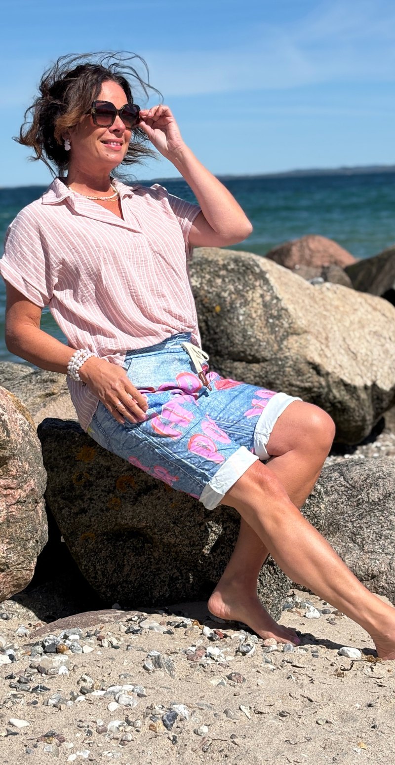 Nora shorts med skrift, hjerter og stjerner denim LikeLondon