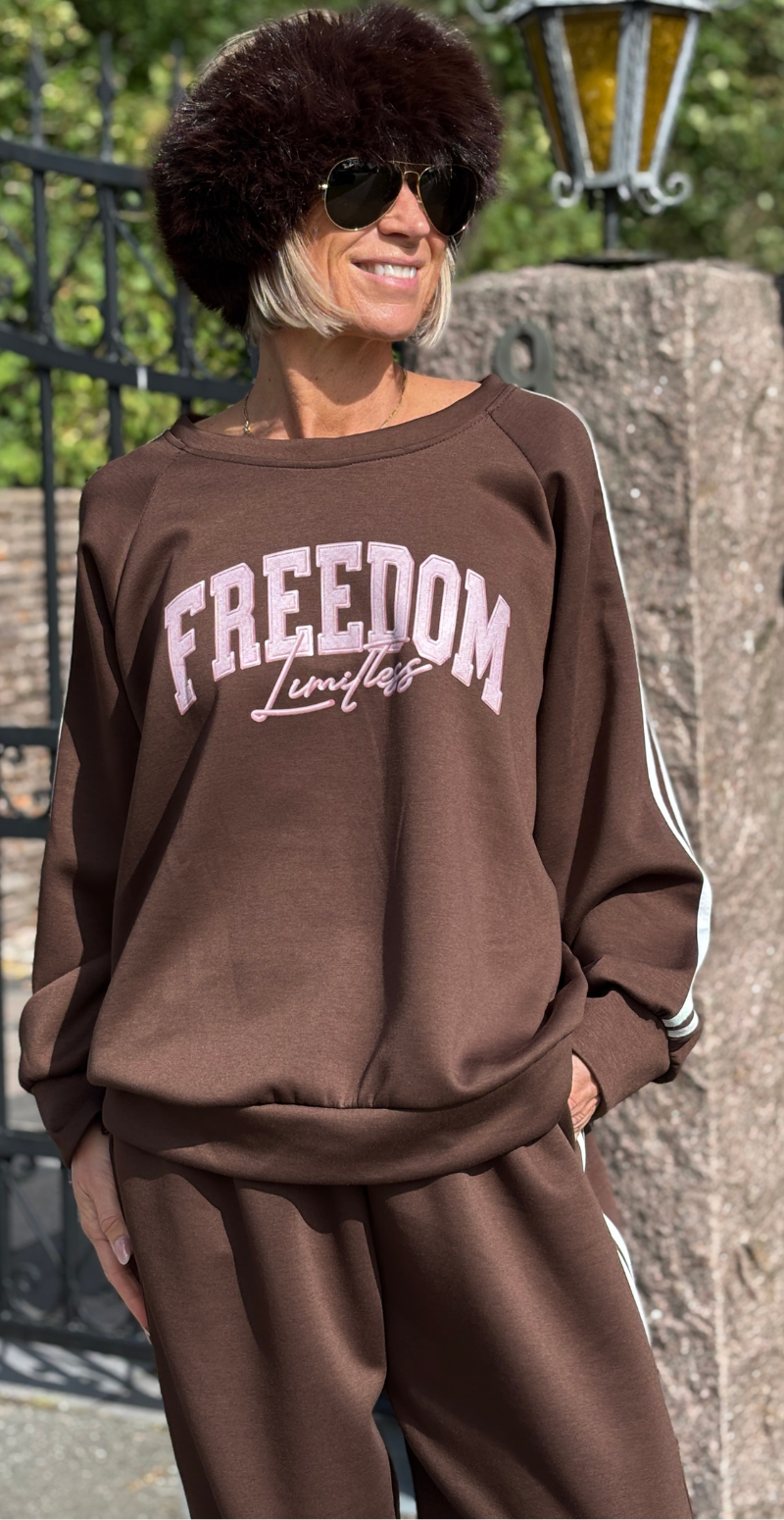 Noella sæt bluse og bukser med striber i siden og "freedom" brun LikeLondon
