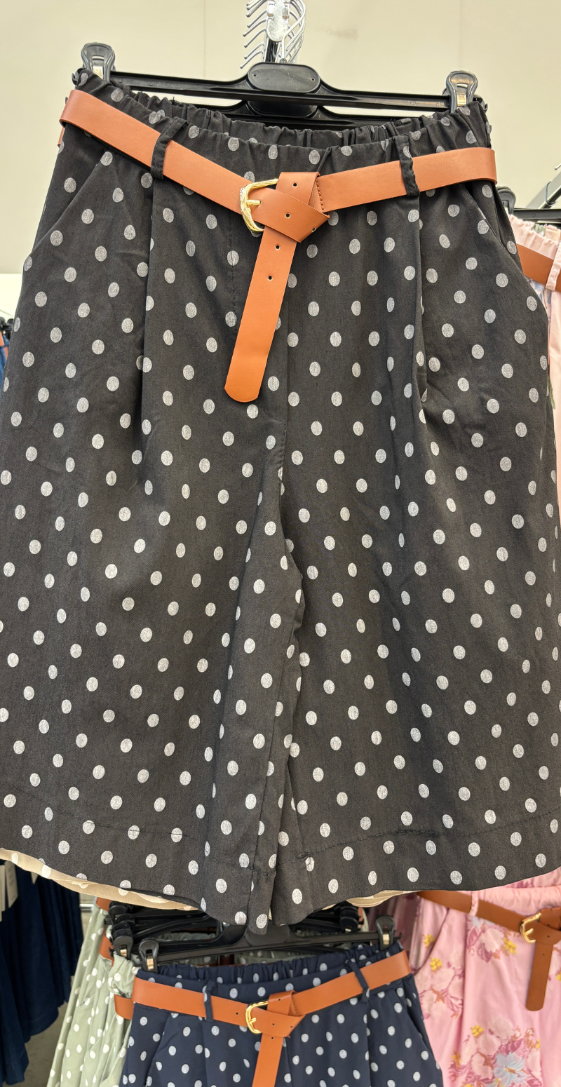 Emma bermuda shorts med prikker og bælte sort LikeLondon