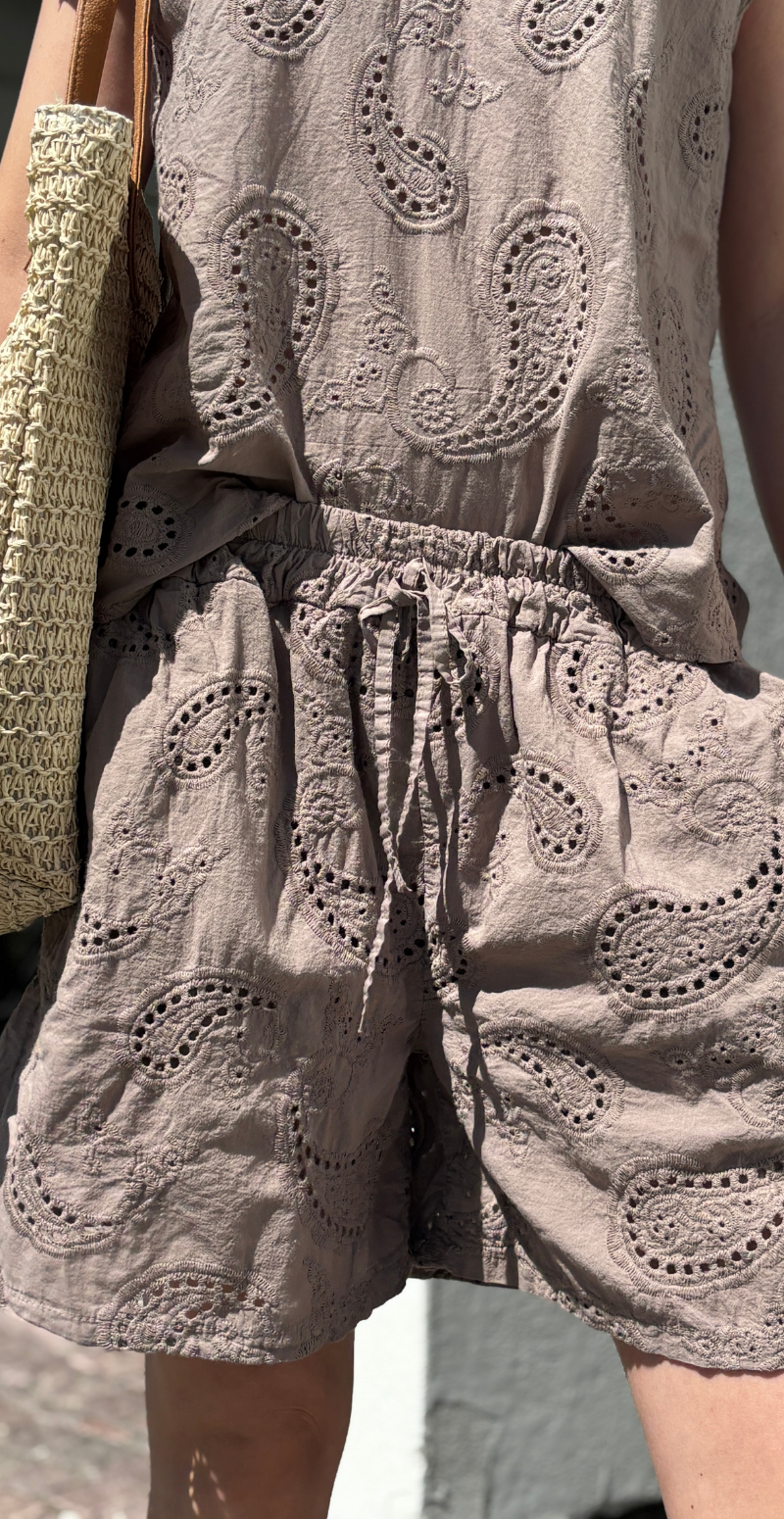 Isobel shorts med broderi anglaise og skrålommer taupe LikeLondon