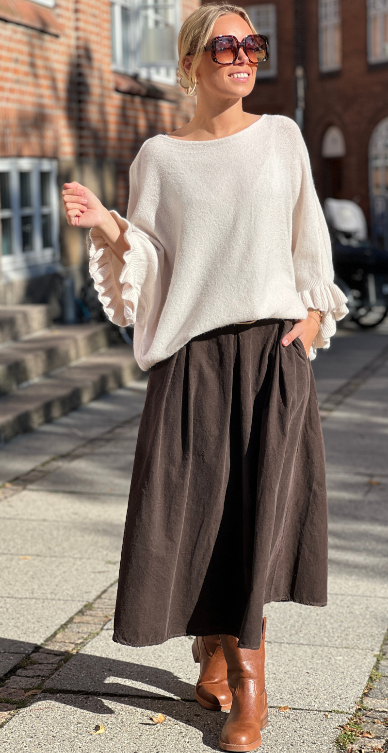 Louise strikbluse i baby alpaca med flæsedetaljer og 3/4 ærmer beige LikeLondon