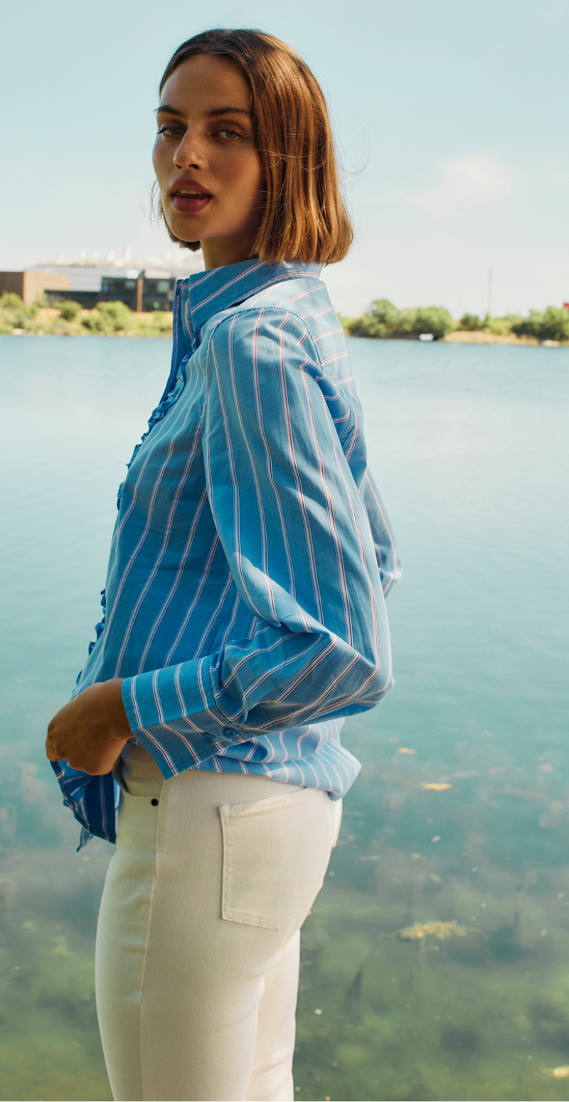 Sirana bluse med frynsedetaljer og striber chambray blue w. star off-white