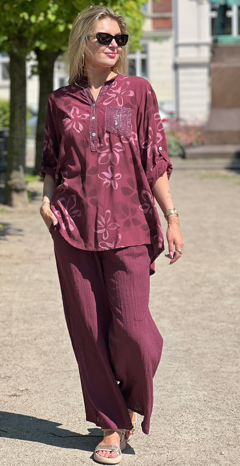 Karla bluse med blomsterprint og pailletdetaljer bordeaux LikeLondon