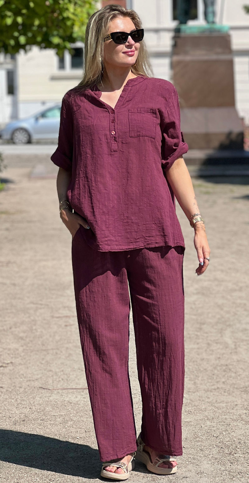 Karla ensfarvet hør bluse med stolpelukning bordeaux LikeLondon