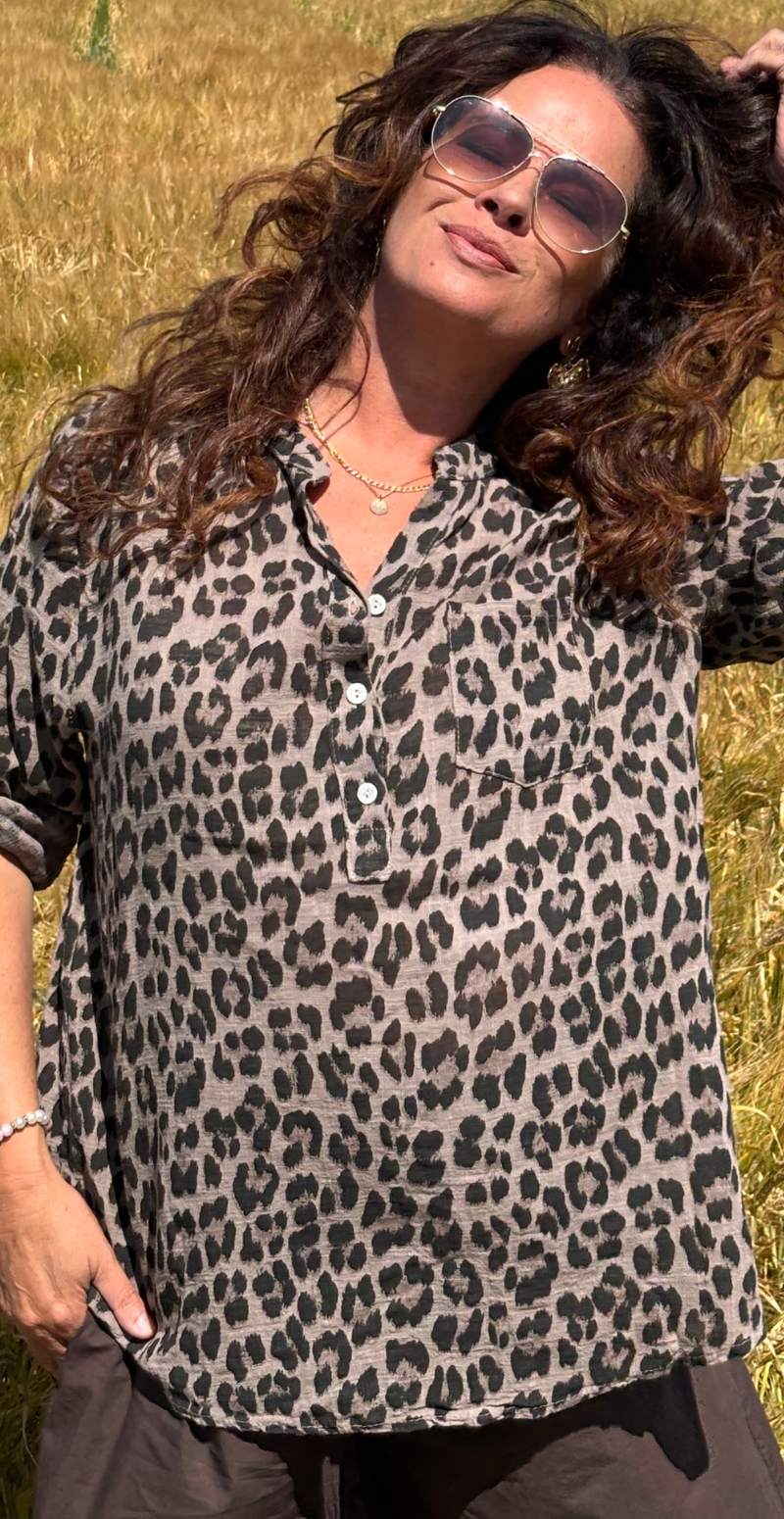 Amira bluse med lille brystlomme og leopardmønster fango LikeLondon