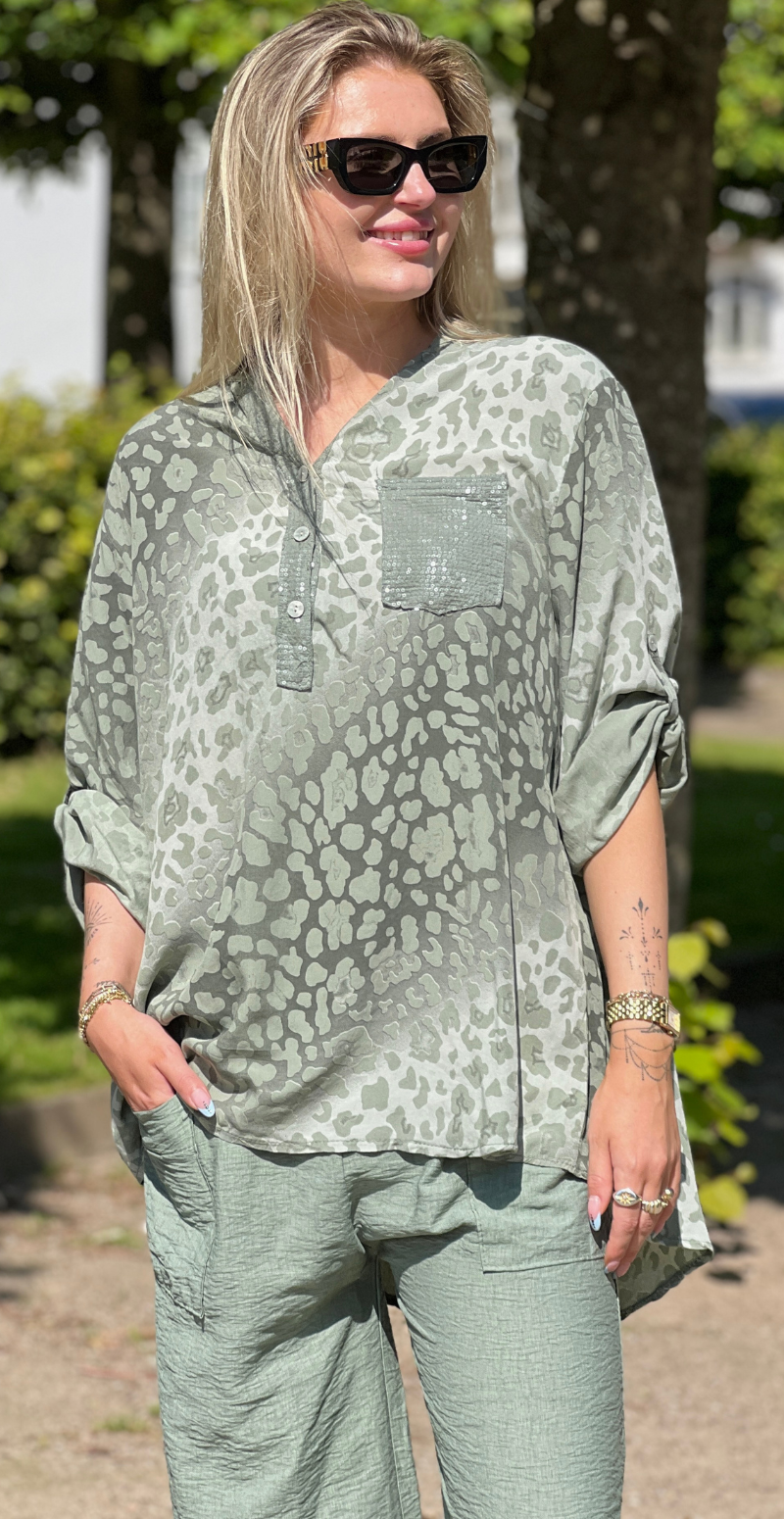 Karla bluse med leopardprint og pailletdetaljer khaki LikeLondon