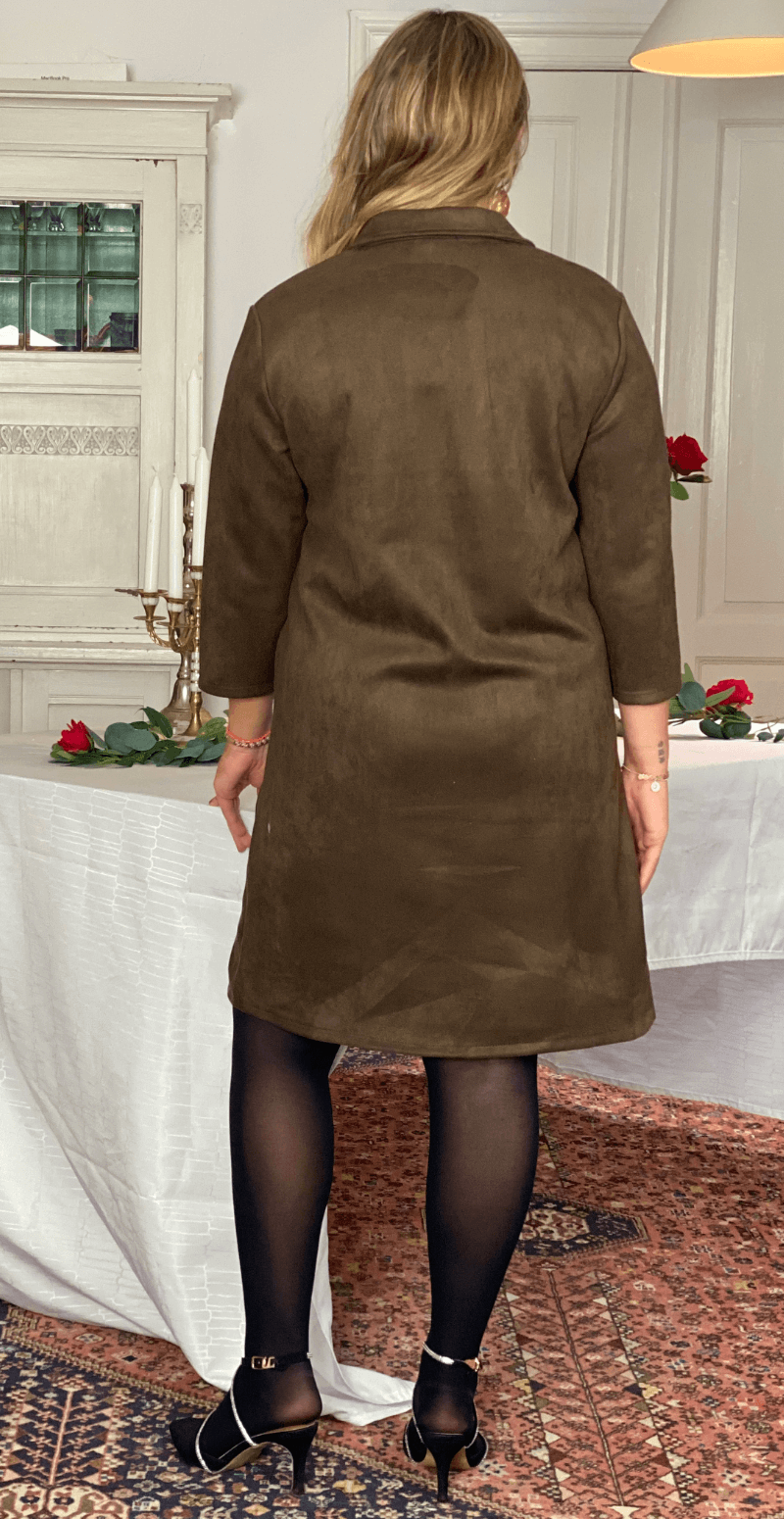 Hinna kjole i ruskinds look med stolpelukning coffee LikeLondon