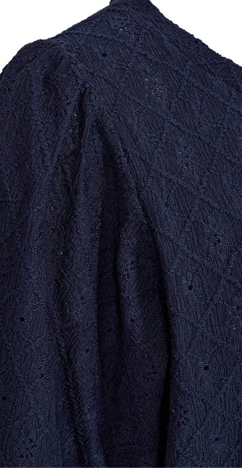 Kiona bluse med hulmønster navy blazer Freequent