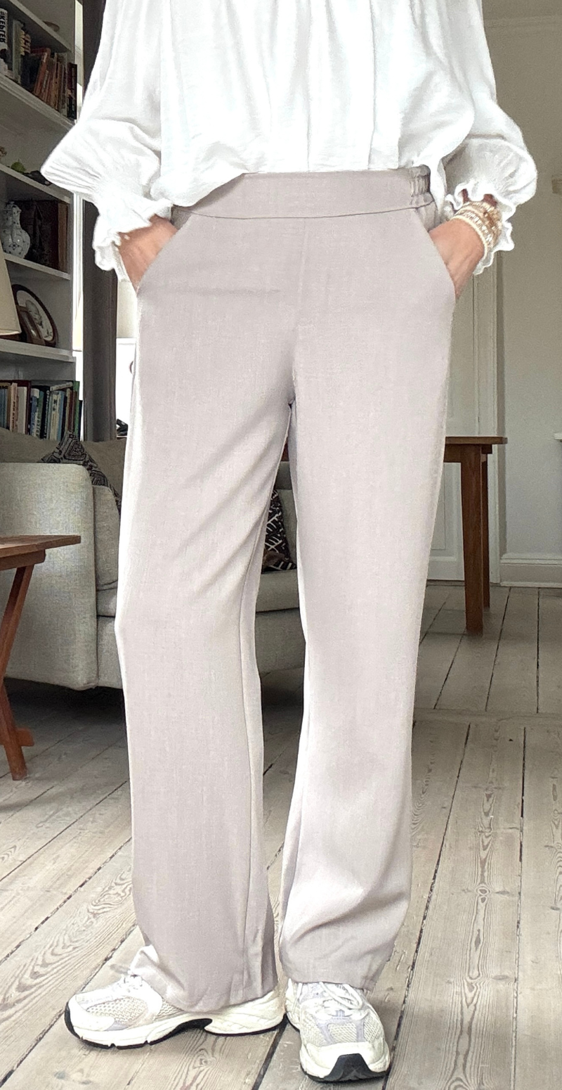 Iris habitbukser med elastik taupe LikeLondon