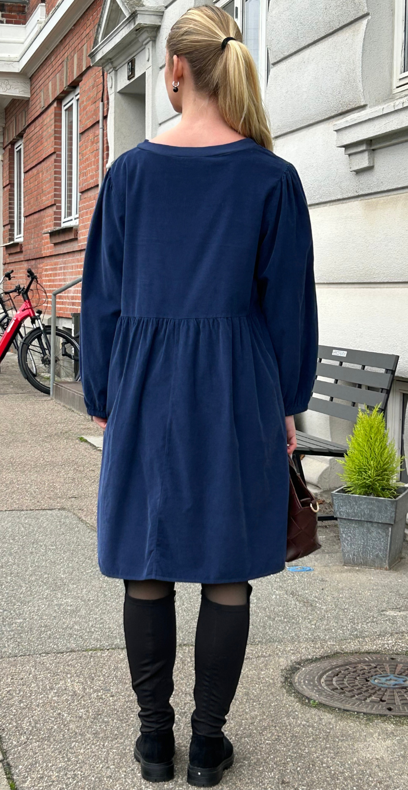 Ava fløjlskjole med ballonærmer navy LikeLondon