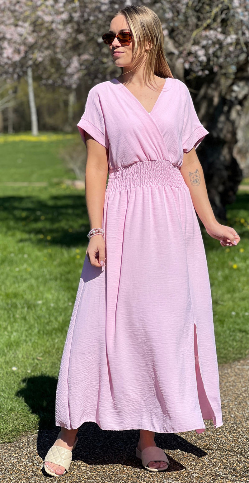 Dagny lang kjole med elastik i taljen og slids foran rosa LikeLondon