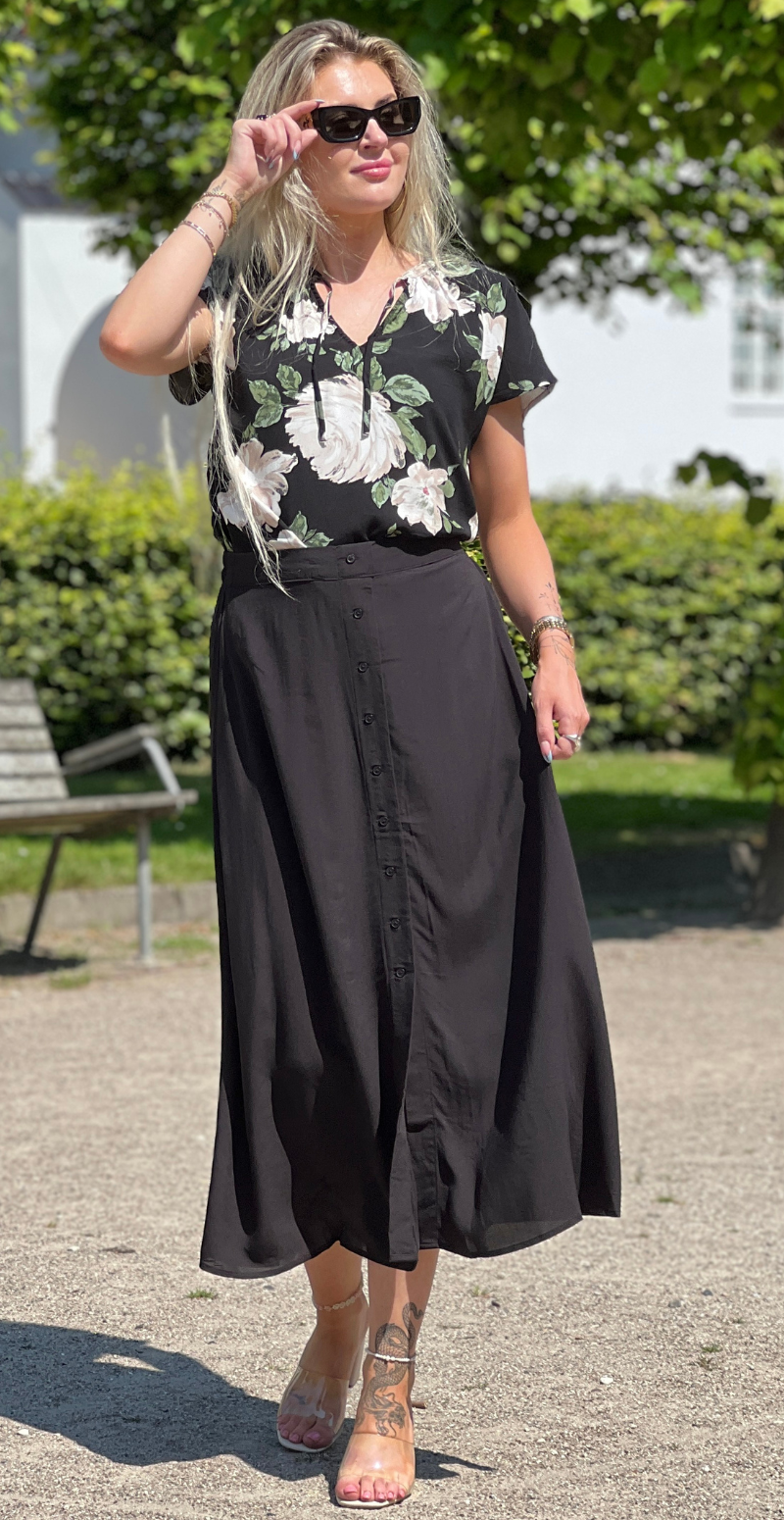 Joella top black roses