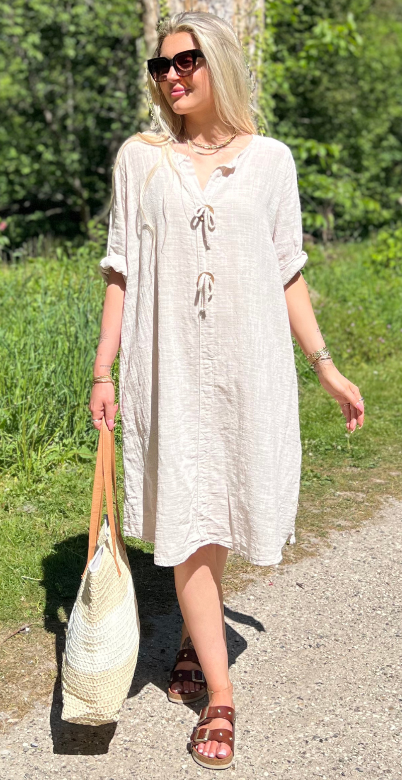 Shirley kjole med træknap og snørre beige LikeLondon