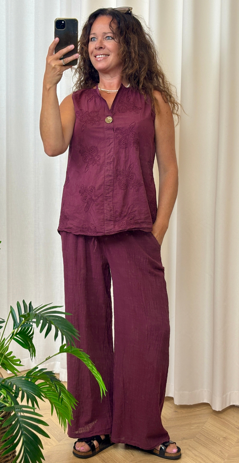 Vega ærmeløs bluse med broderi anglaise og bronzeknap bordeaux LikeLondon