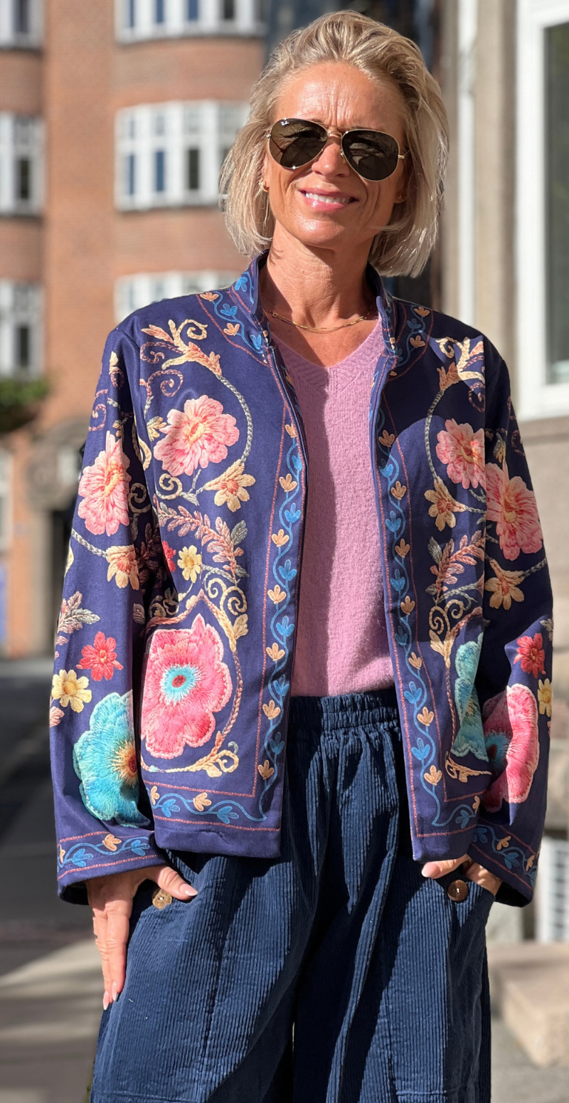 Estelle jakke i ruskindslook med print af broderede blomster navy LikeLondon