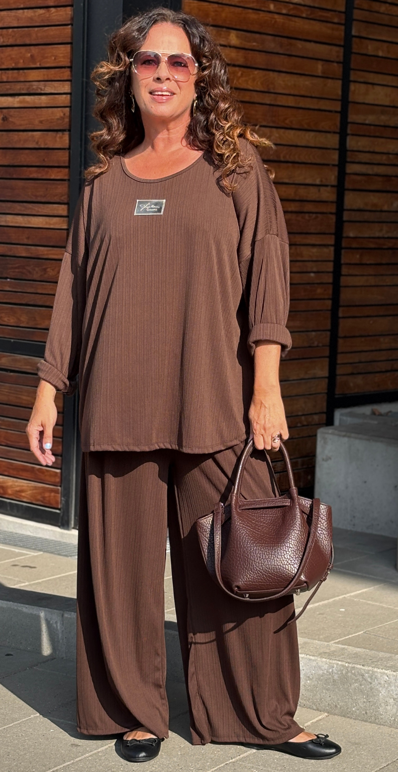 Tessie sæt med struktur og logo fortil bluse og bukser brun LikeLondon