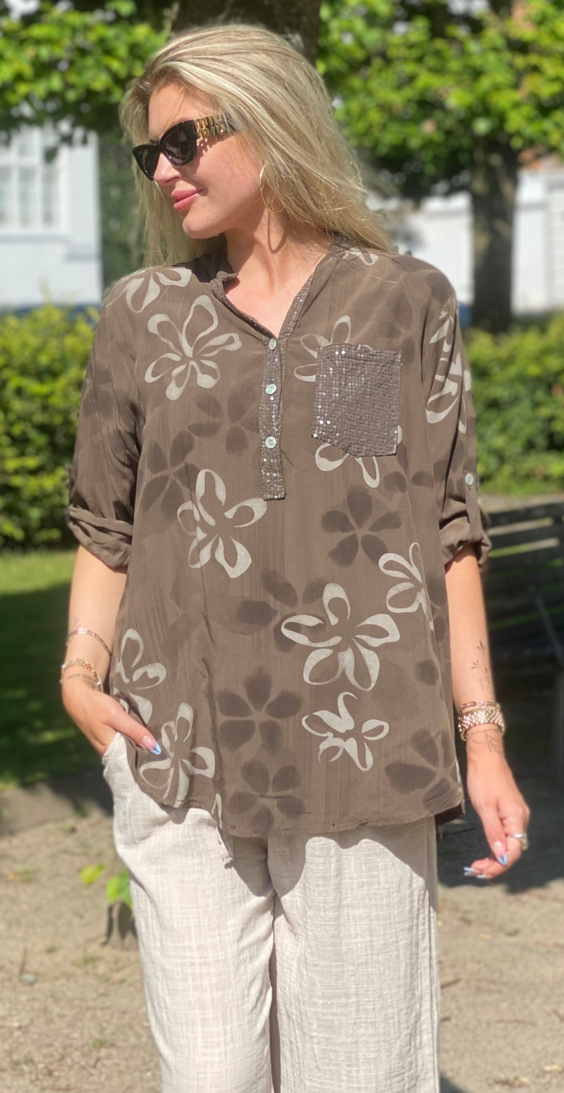 Karla bluse med blomsterprint og pailletdetaljer brun LikeLondon