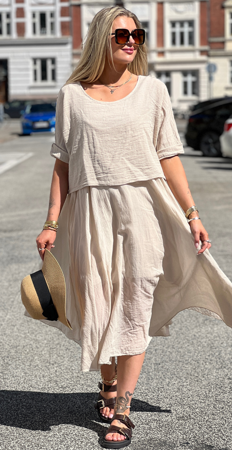 Frigg kjole med A-form og tynde stropper med tilhørende bluse beige LikeLondon
