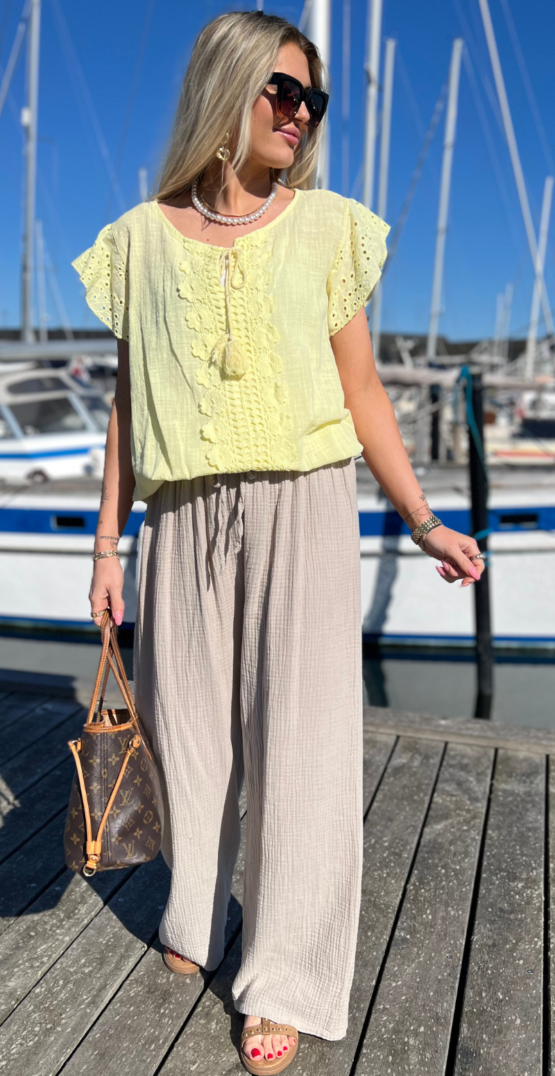 Sabrina bluse med hæklede detaljer gul LikeLondon