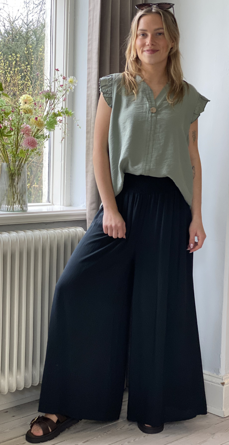 Peggy bukser med brede ben og smock sort LikeLondon