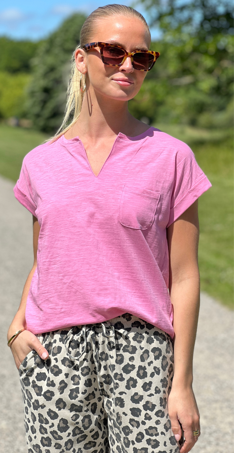Viva T-shirt med v-hals og lomme fuchsia pink