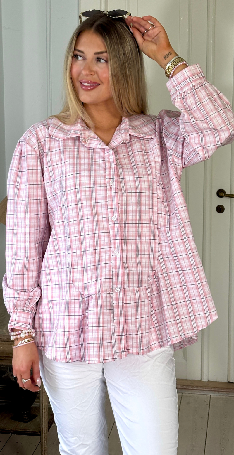 Sadie skjortebluse med tern og rynke detalje foran rosa LikeLondon