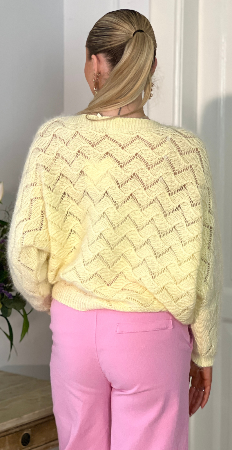 Elle strikbluse med bølget hulmønster og lange ærmer gul LikeLondon