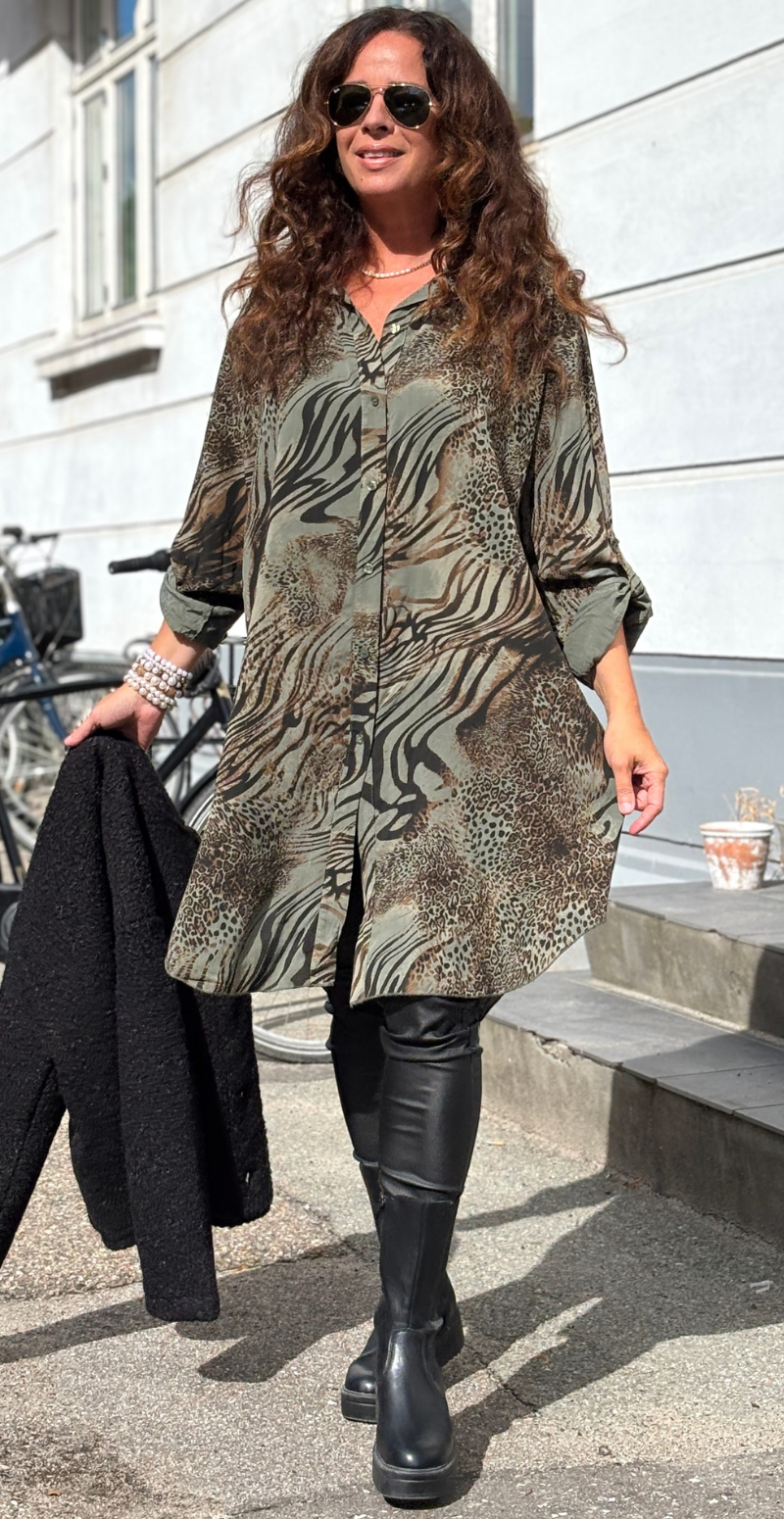 Josie tunika med knapper og dyreprint khaki LikeLondon