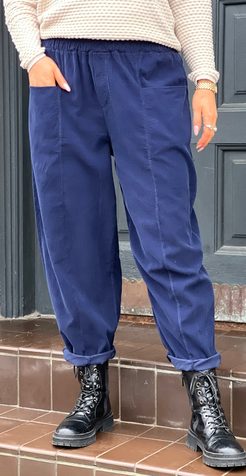 Nella fløjlsbukser med lommer foran og elastik i taljen navy LikeLondon