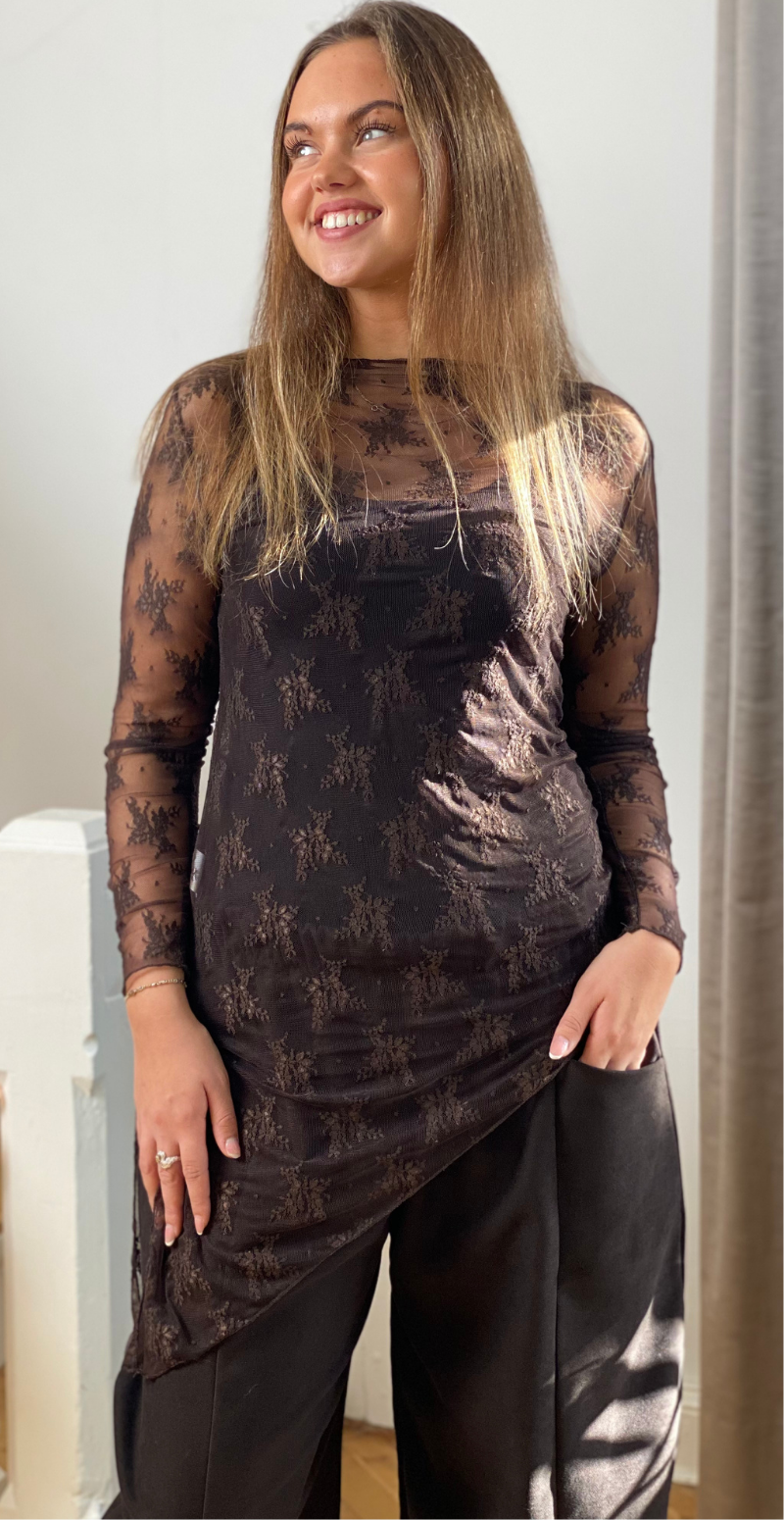 Thea blondebluse med asymmetrisk snit og broderi brun LikeLondon