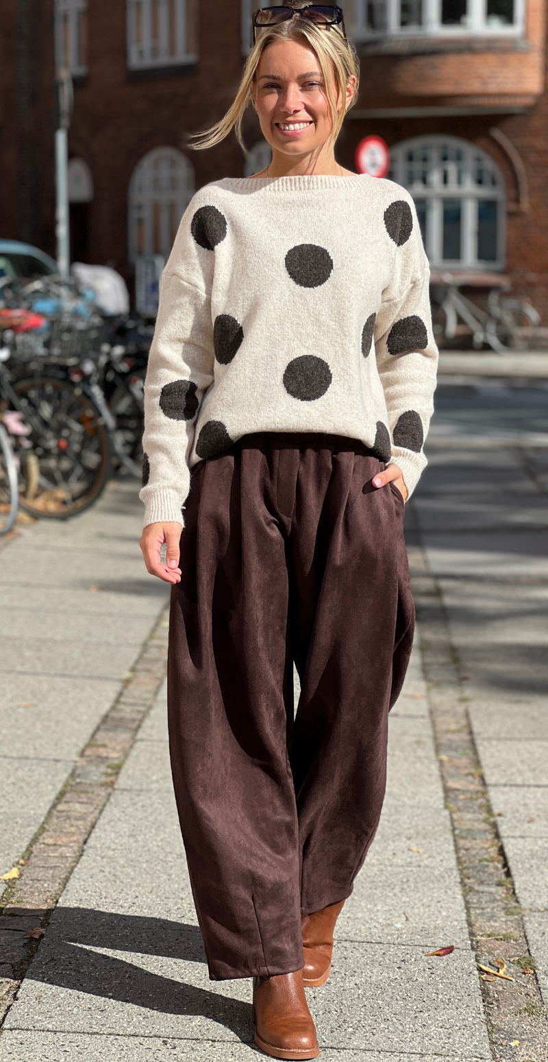 Lenea bukser med læg i ruskind dark brown LikeLondon