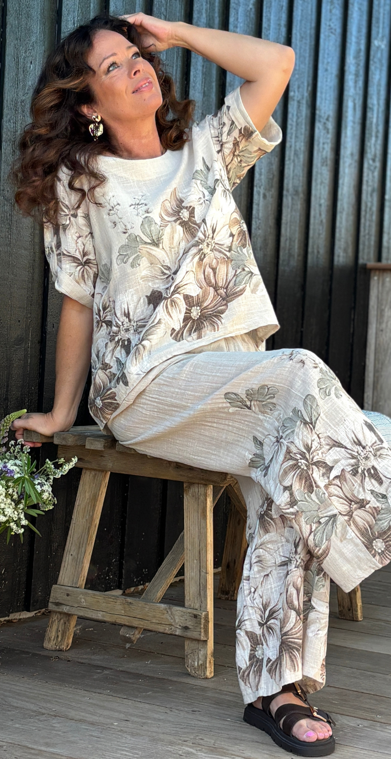 Arista sæt med bukser og bluse med blomsterprint beige LikeLondon