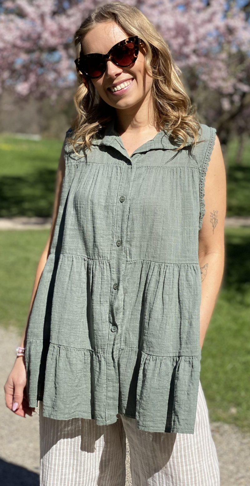 Rinda bluse uden ærmer med peplum og hæklede detaljer khaki LikeLondon