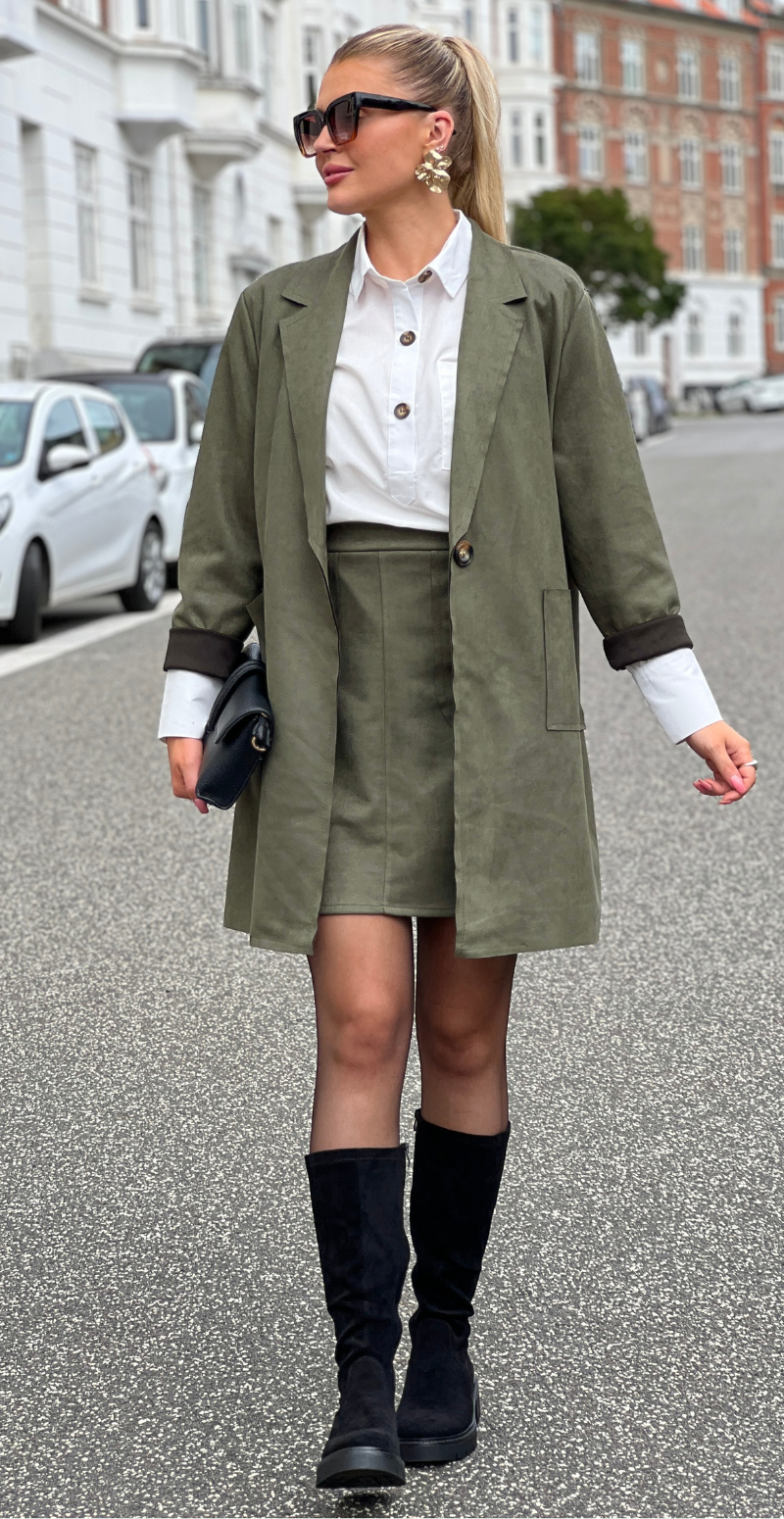 Kamella mellemlang jakke i ruskindslook khaki LikeLondon