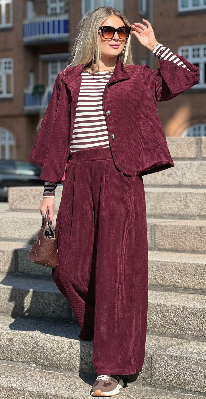 Ellinor fløjlsjakke med krave og hornknapper bordeaux LikeLondon
