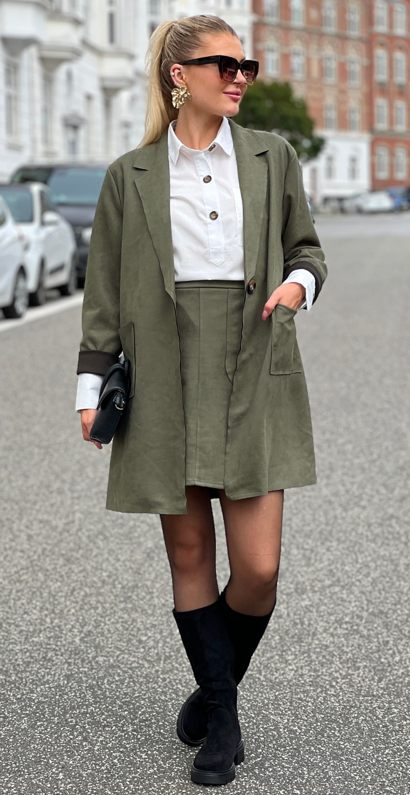 Lucinda kort nederdel i ruskindslook med lommer khaki LikeLondon