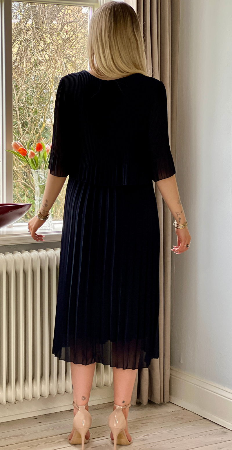 Forudbestil uge 15 Carmen plisseret kjole med elastik i taljen navy LikeLondon