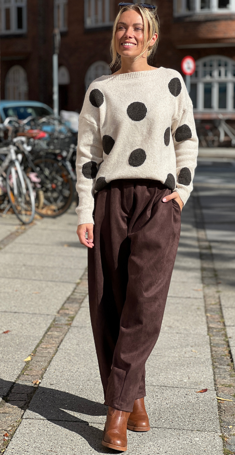 Lenea bukser med læg i ruskind dark brown LikeLondon