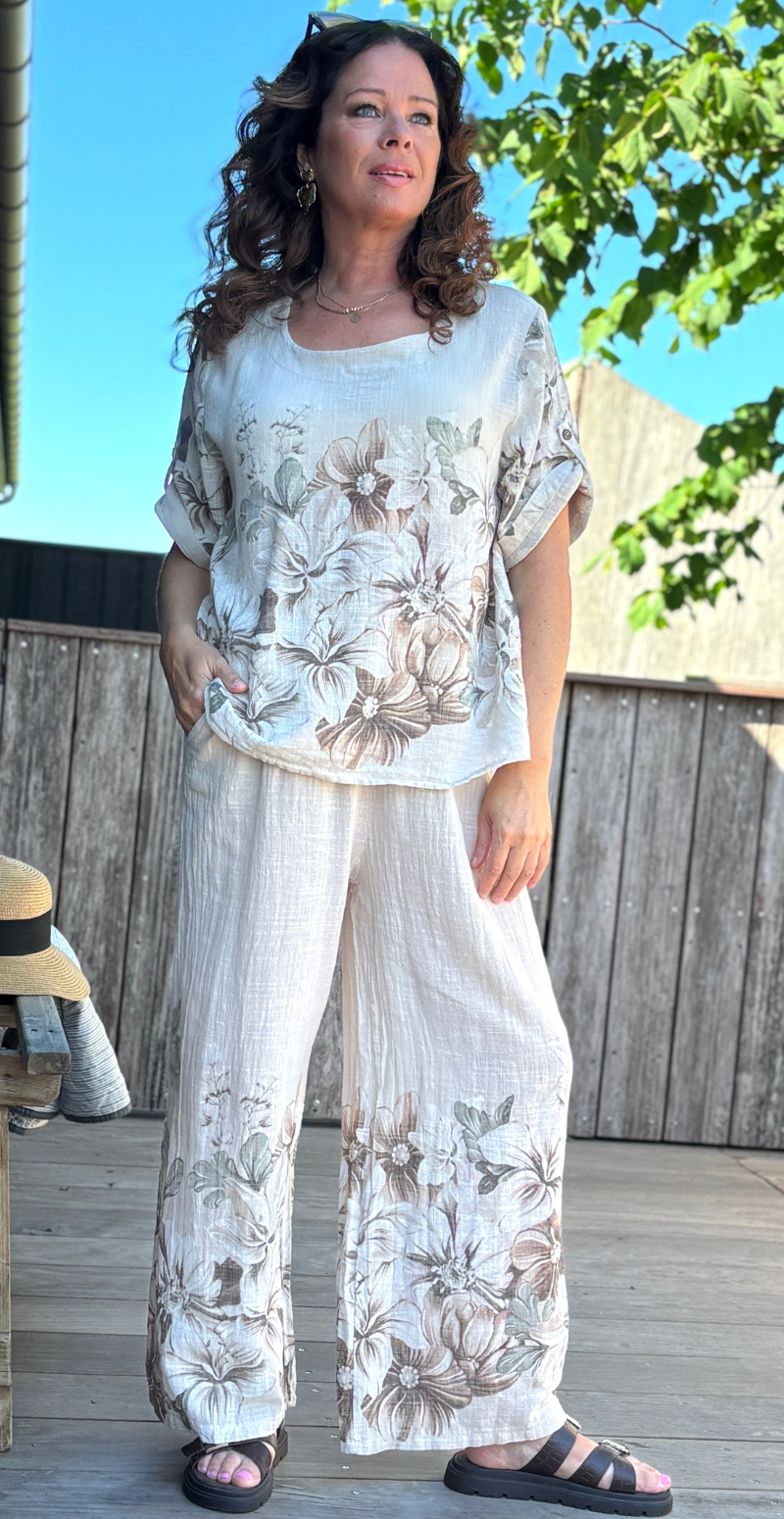 Arista sæt med bukser og bluse med blomsterprint beige LikeLondon
