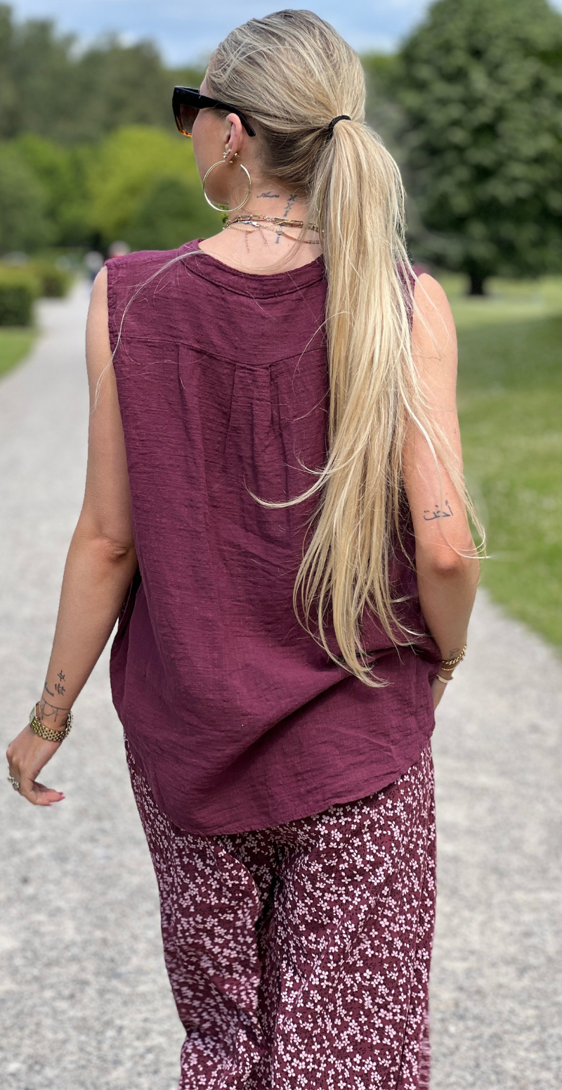 Vivian bluse med stolpelukning og brystlomme bordeaux LikeLondon
