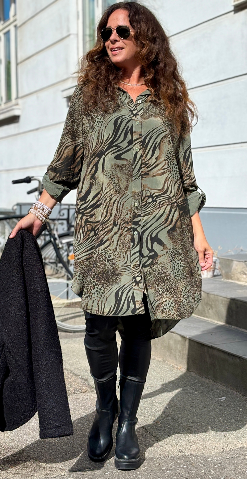 Josie tunika med knapper og dyreprint khaki LikeLondon