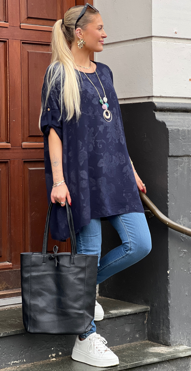 Amanda tunika med præget mønster og halskæde navy LikeLondon