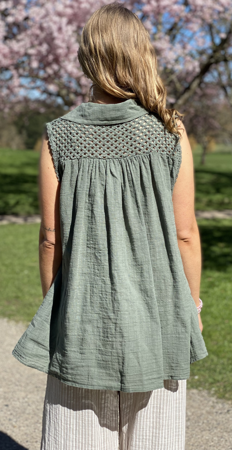 Rinda bluse uden ærmer med peplum og hæklede detaljer khaki LikeLondon