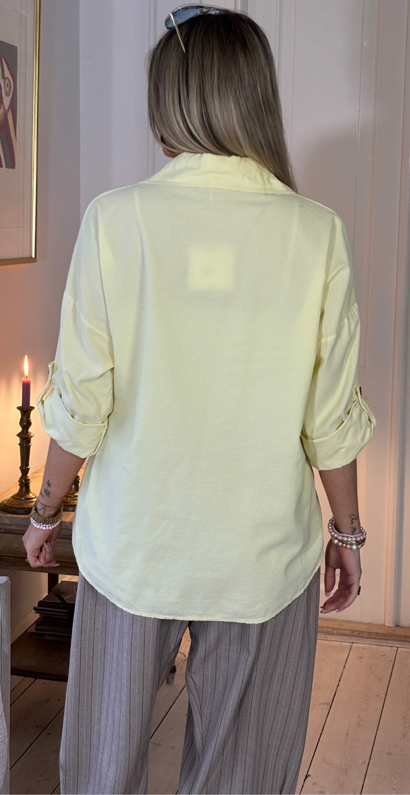 Venia fløjlsskjorte med lomme gul LikeLondon