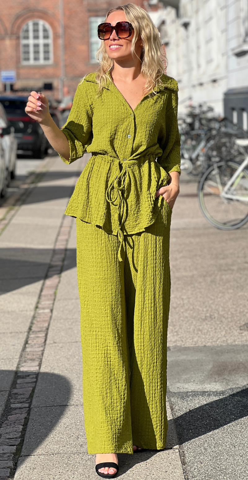 Agnes sæt med bluse i krepp med bindebånd og bukser olive LikeLondon