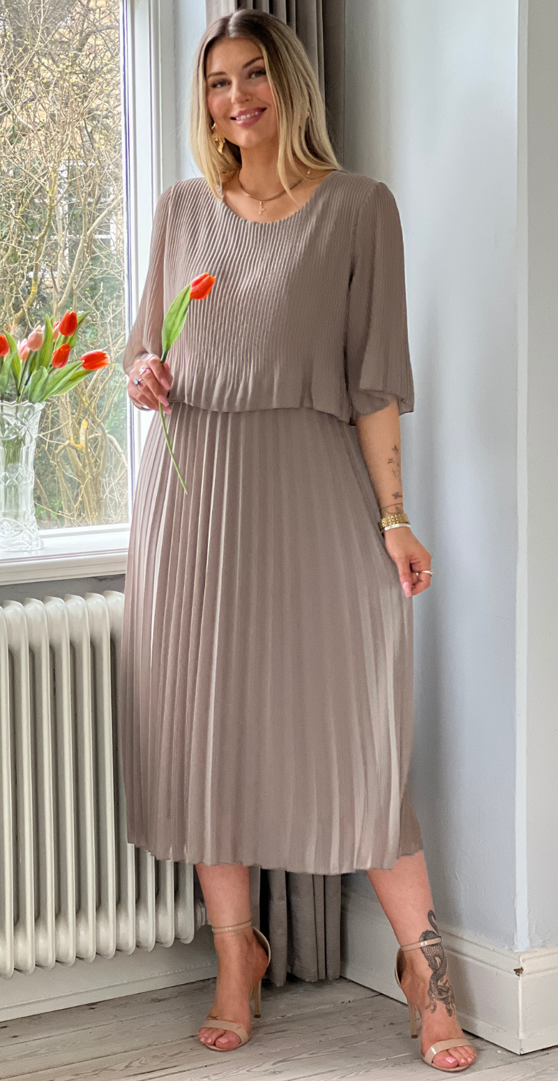 Forudbestil uge 15 Carmen plisseret kjole med elastik i taljen fango LikeLondon