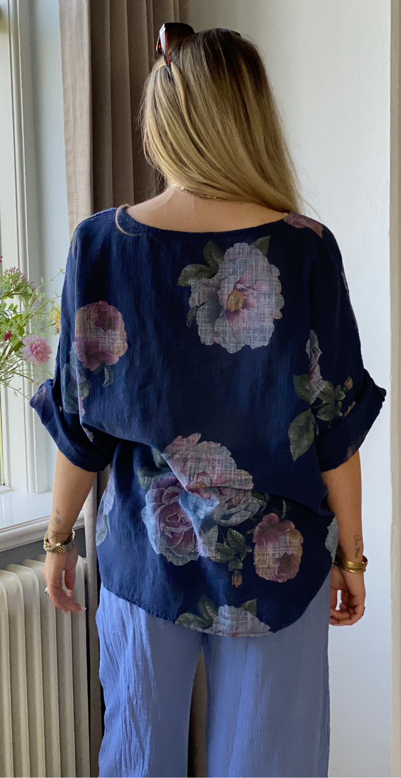 Forudbestil uge 21 Feodora blomstret bluse med vidde og halskæde navy LikeLondon